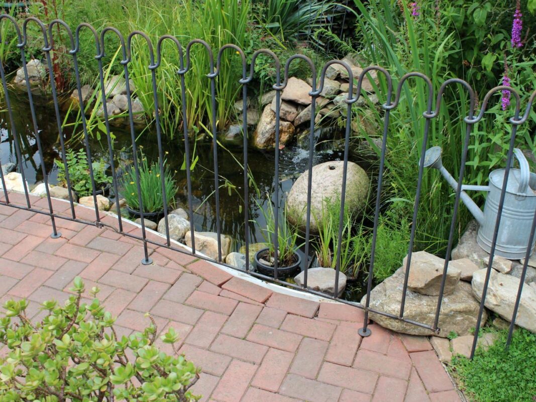 Zaunelemente vor Teich Einsteckelemente