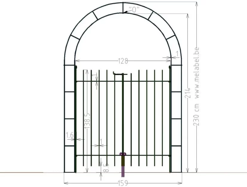 Afmetingen van de 128 cm brede rozenboog en de deur 145 cm hoog.