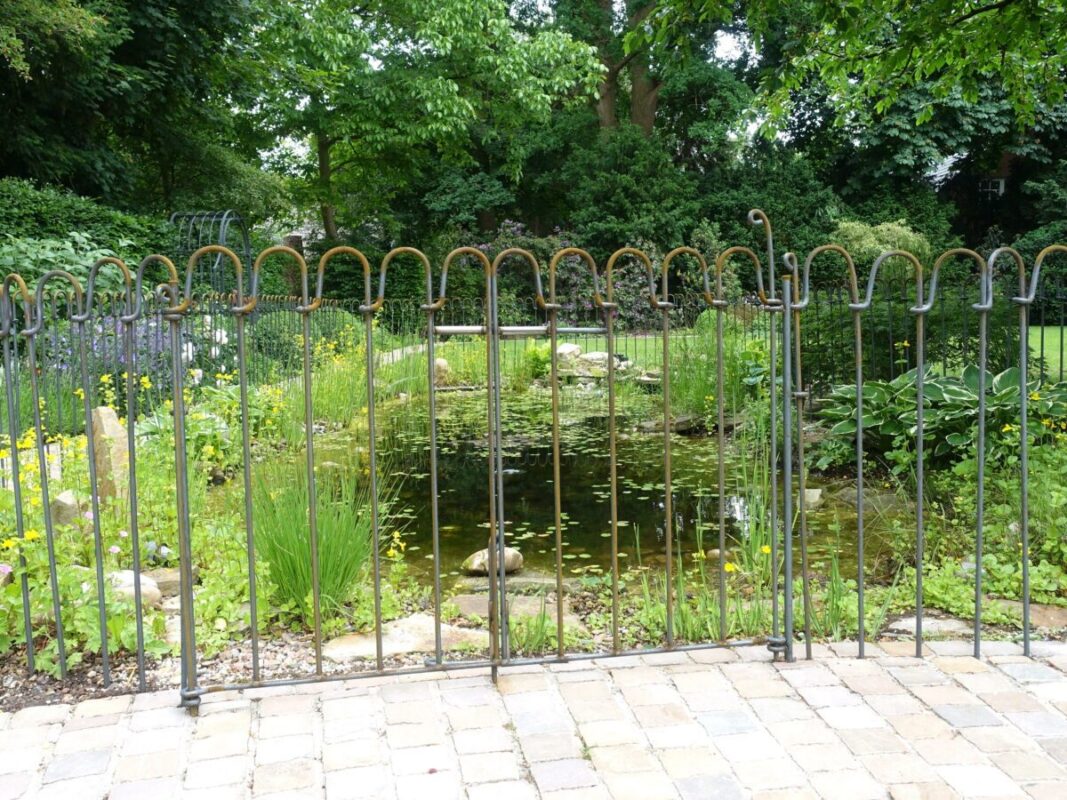 Dubbele poort. Heb je een brede toegang nodig in de omheining van je vijver?