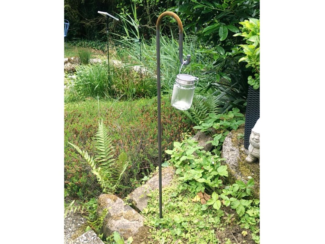 Gebogener Stab aus Eisen zum Anhängen einer Gartenlampe.