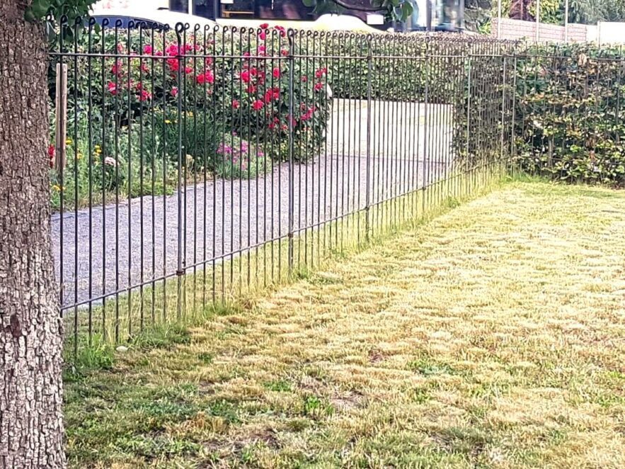 Hundeabtrennung im Garten mit einem stabilen Drahtzaun melabel® clôtures