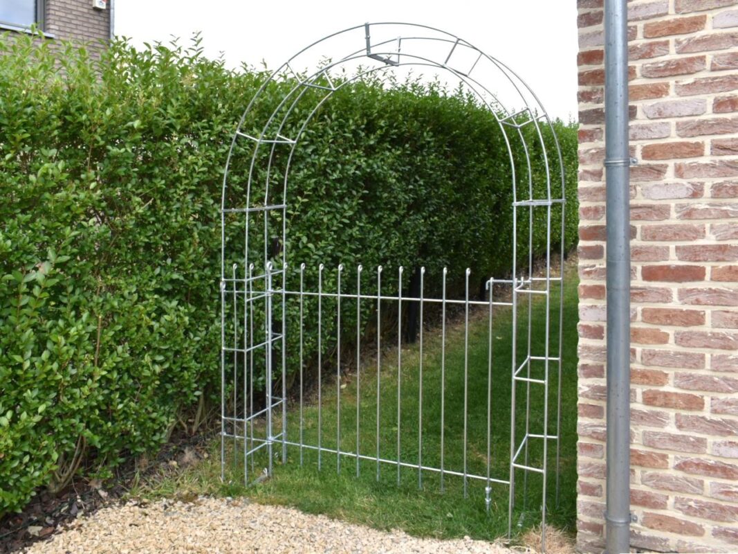 Verzinkter Rosenbogen mit Tür und Bodenrolle