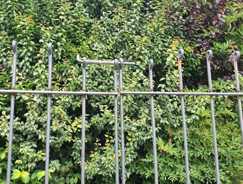 De bovenste vergrendeling op de dubbele poort met een veervergrendeling.
