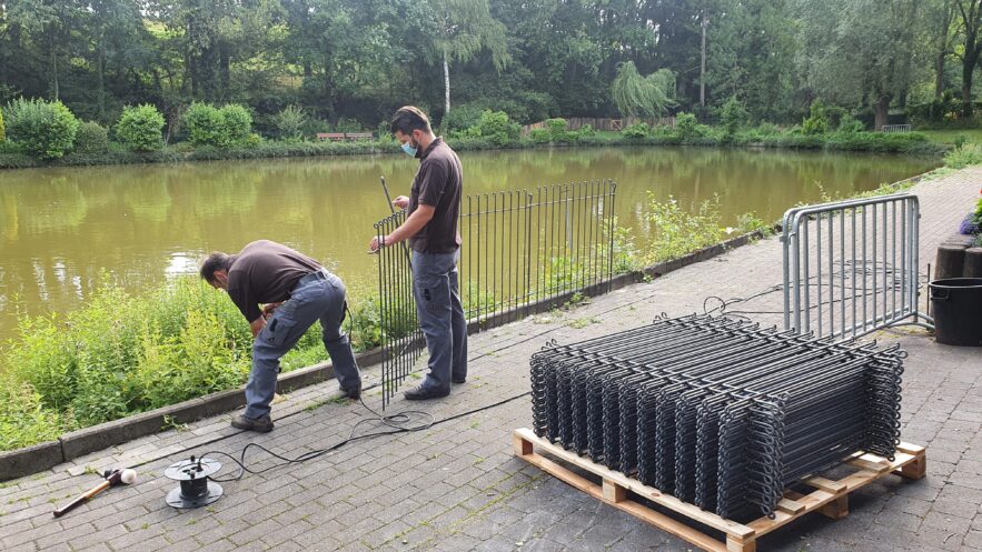 100 Zaunelemente 135 cm breit wurden auf 2 Paletten angeliefert