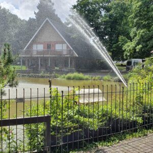 Urbaner Zaun in einer Parkanlage von einem Seniorenheim um einen Teich zur Sicherheit