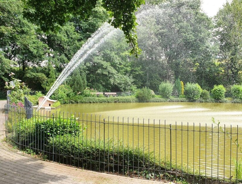 Omheining rond een meer in een park naast een bejaardentehuis.