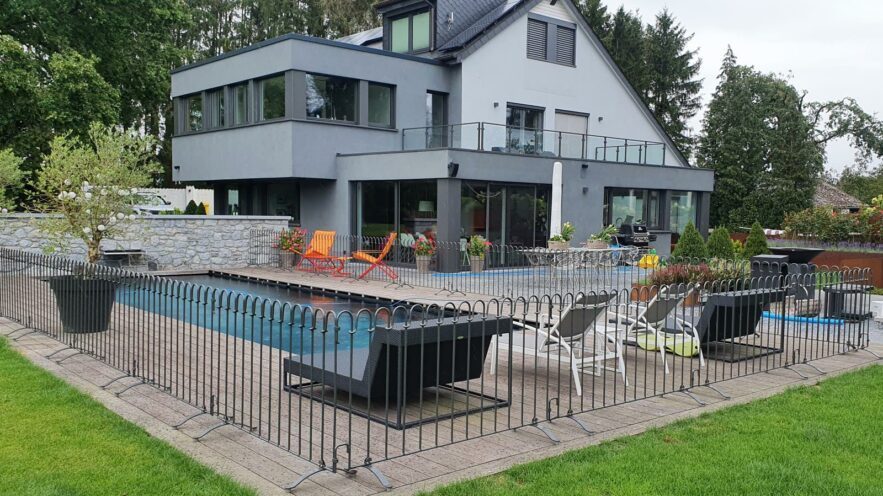 Der Zaun steht an der Rasenkante, so dass die Terrasse um den Pool noch genutzt werden kann