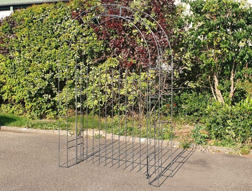 145 cm hoge deur in rozenboog blank (mag roesten)