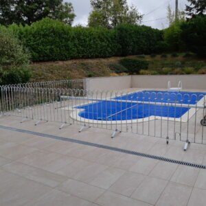 Der auf den Fliesen stehende Stellzaun verhindert dass der Hund oder die Kinder in den Pool springen