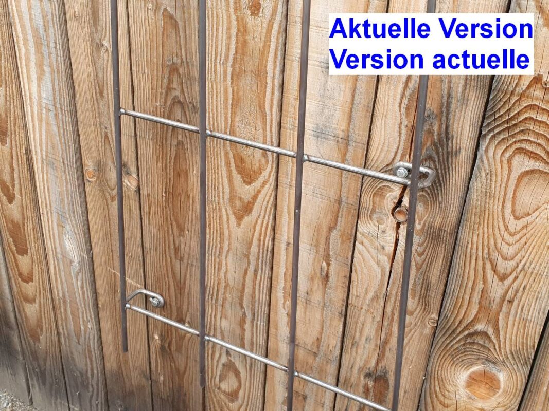 Stabiles Rankgitter aus Stahl an einer Holzwand fest geschraubt