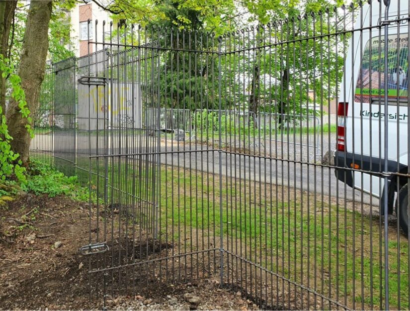 Onbehandeld melabel hek engmaschig 195 cm hoog met poort.