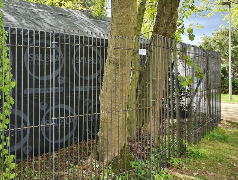 Omheining van het naburige park met een ijzeren hek van 195 cm hoog.