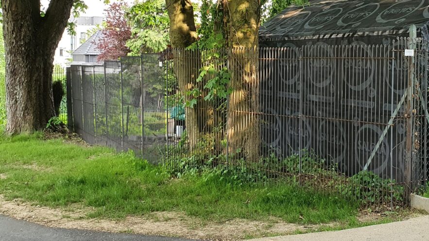 14 Meter Zaun knapp 200 cm hoch an der Rückseite des Grundstücks zwischen Garten und dem Radweg.