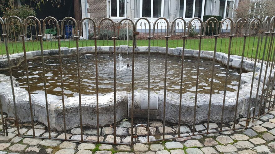 Statt einer Brunnenabdeckung oder eines Gitters, hat der Kunde sich für eine Brunnenumzäunung entschieden.