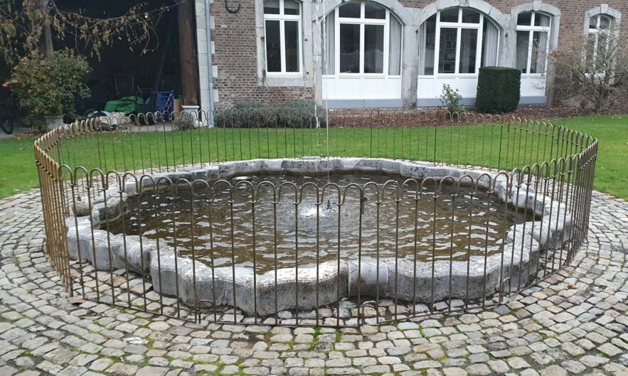 Im Kreis aufgestellter Brunnen-Zaun aus Eisen im Hof