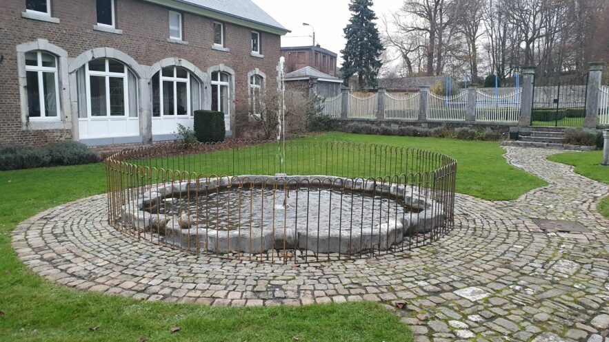 Grâce à son installation en cercle, la clôture de la fontaine est très stable, même sans pieds.