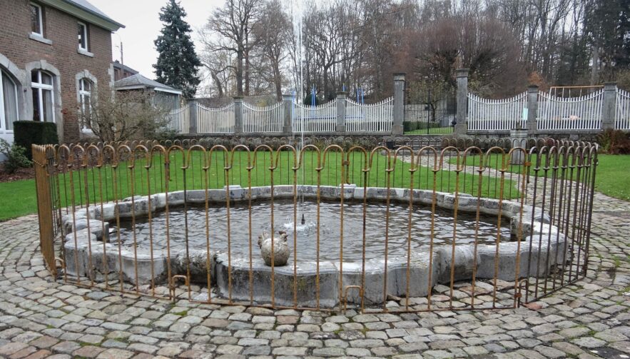 Grâce à son installation en cercle, la clôture de la fontaine est très stable, même sans pieds.