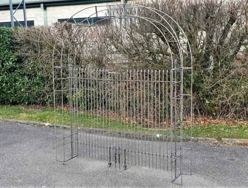 Dubbele poort met engmaschig gaas - 145 - ruw 172 cm breed in een rozenboog.