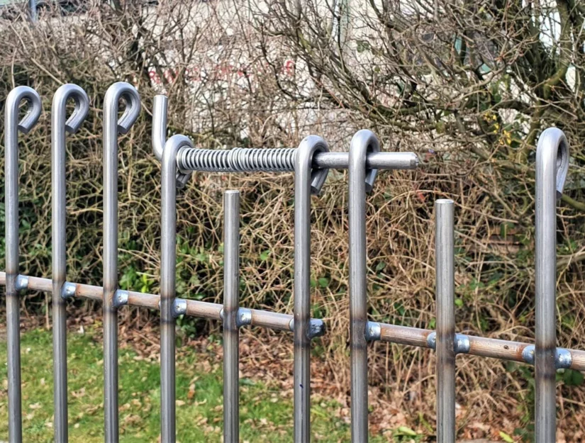 Boven sluit de beproefde veergrendel met drukveer.