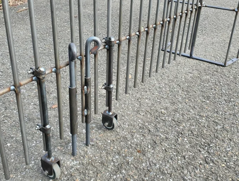 Elke poortvleugel wordt met een grondgrendel in de grond vergrendeld. Deze dient als bescherming tegen het wegduwen van de poort aan de onderkant.