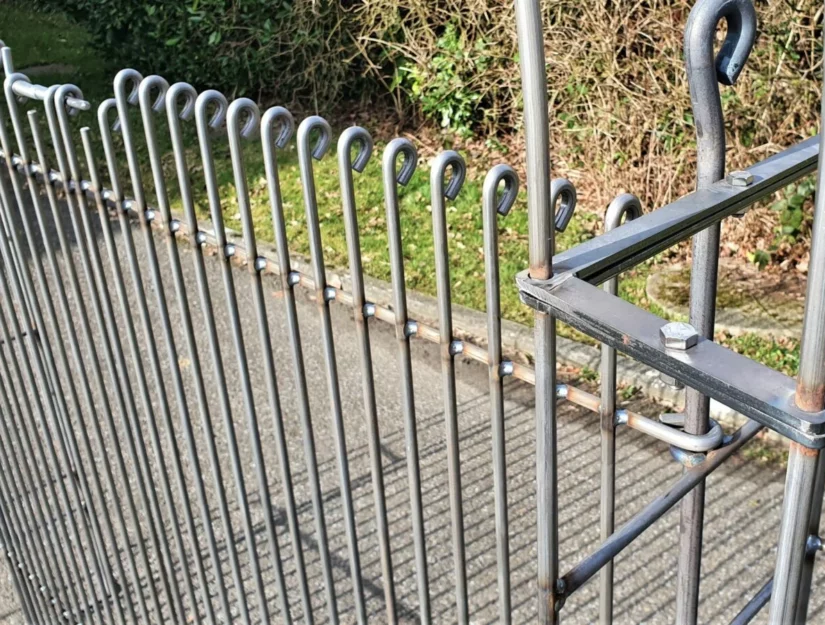 De bevestigingsoogjes (scharnierbevestiging) voor de verbindingsstangen worden stevig aan de rozenboog vastgelast.