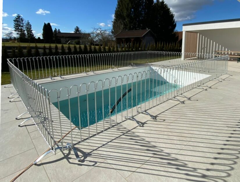 La clôture de piscine galvanisée est rapidement montée et repose sur le carrelage.