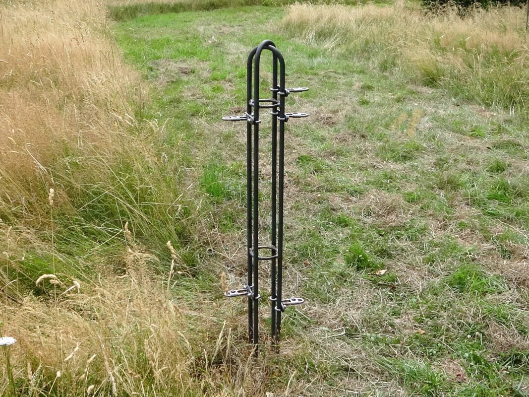 Schwerer Pfosten für Doppeltor 115-roh mit angeschraubten Halterungen.