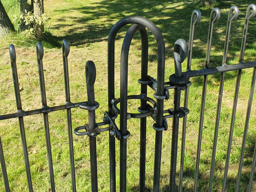 Pfosten für Doppeltor aus Rundstahl mit Halter