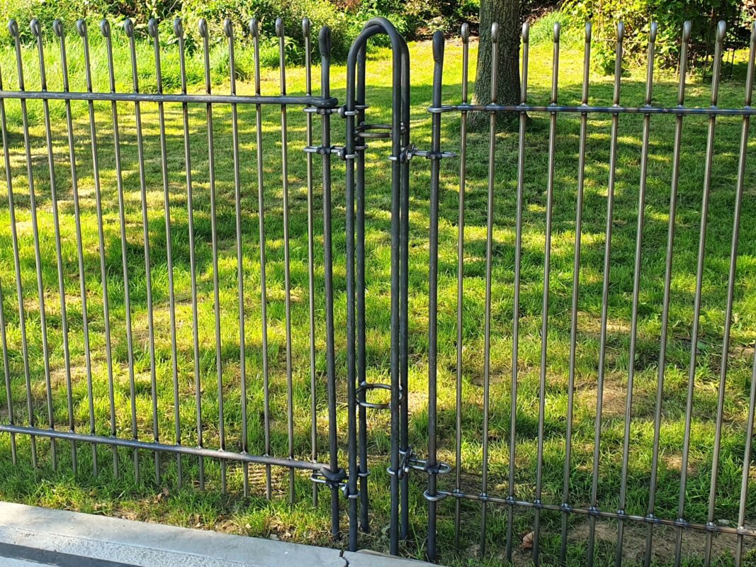 Poteaux pour porte double en acier rond avec supports