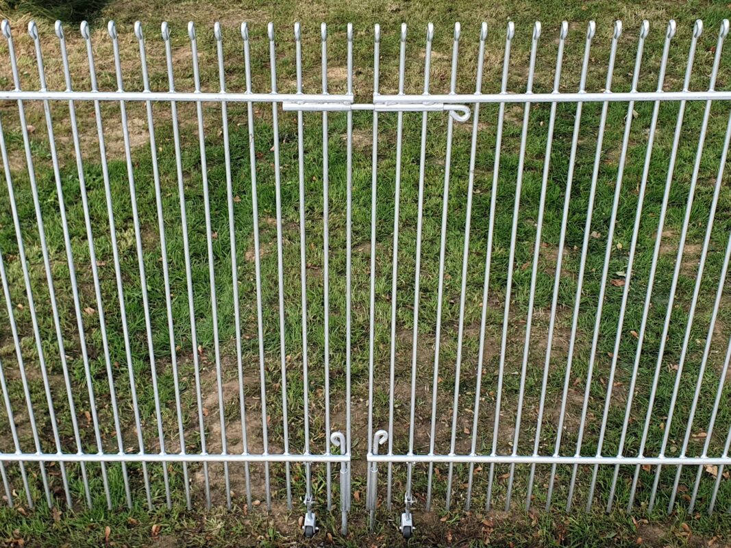 Doppeltor schwer: oben mit Durchsteckriegel, unten mit zwei Bodenriegeln.