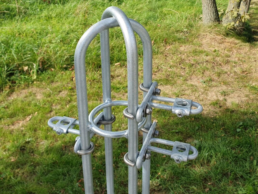 Pfosten für Doppeltor aus Rundstahl verzinkt mit Halter
