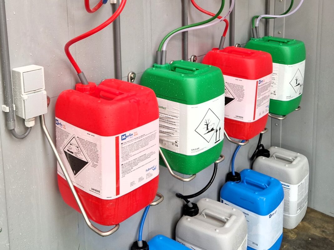 Stabiler Kanisterhalter aus Edelstahl zur Wandmontage.