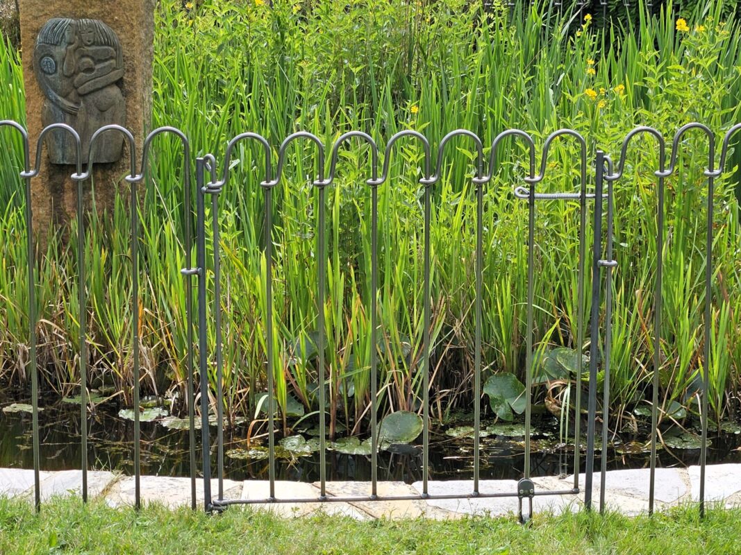 Die Tür des Teichzaunes light-125-roh ermöglicht den Zugang zum Gartenteich.