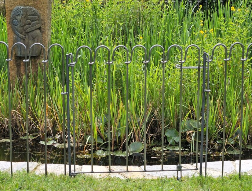 La porte de la clôture pour étang light-125-brut permet d'accéder à l'étang de jardin.