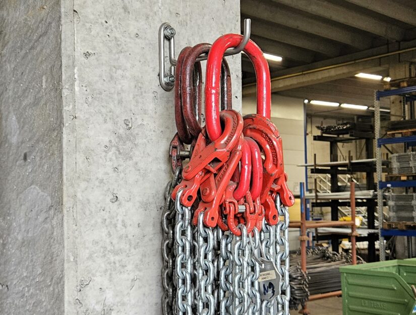 Crochet mural en acier inoxydable pour chaînes, sangles de levage ou autres objets.