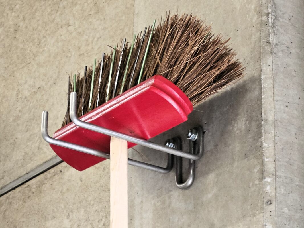 Roestvrijstalen bezemhouder. Als je er eenmaal een hebt, wil je niet meer zonder.