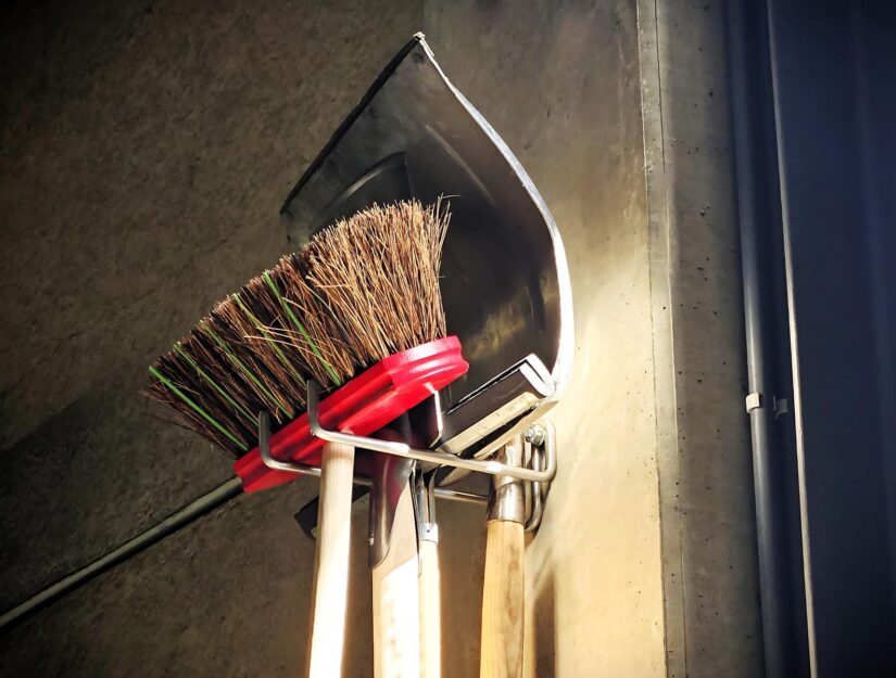 Le support d'outils offre suffisamment de place pour une pelle à neige, une raclette, une bêche et un balai.