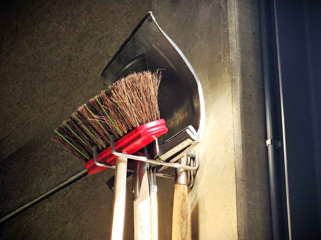 Le support d'outils offre suffisamment de place pour une pelle à neige, une raclette, une bêche et un balai.