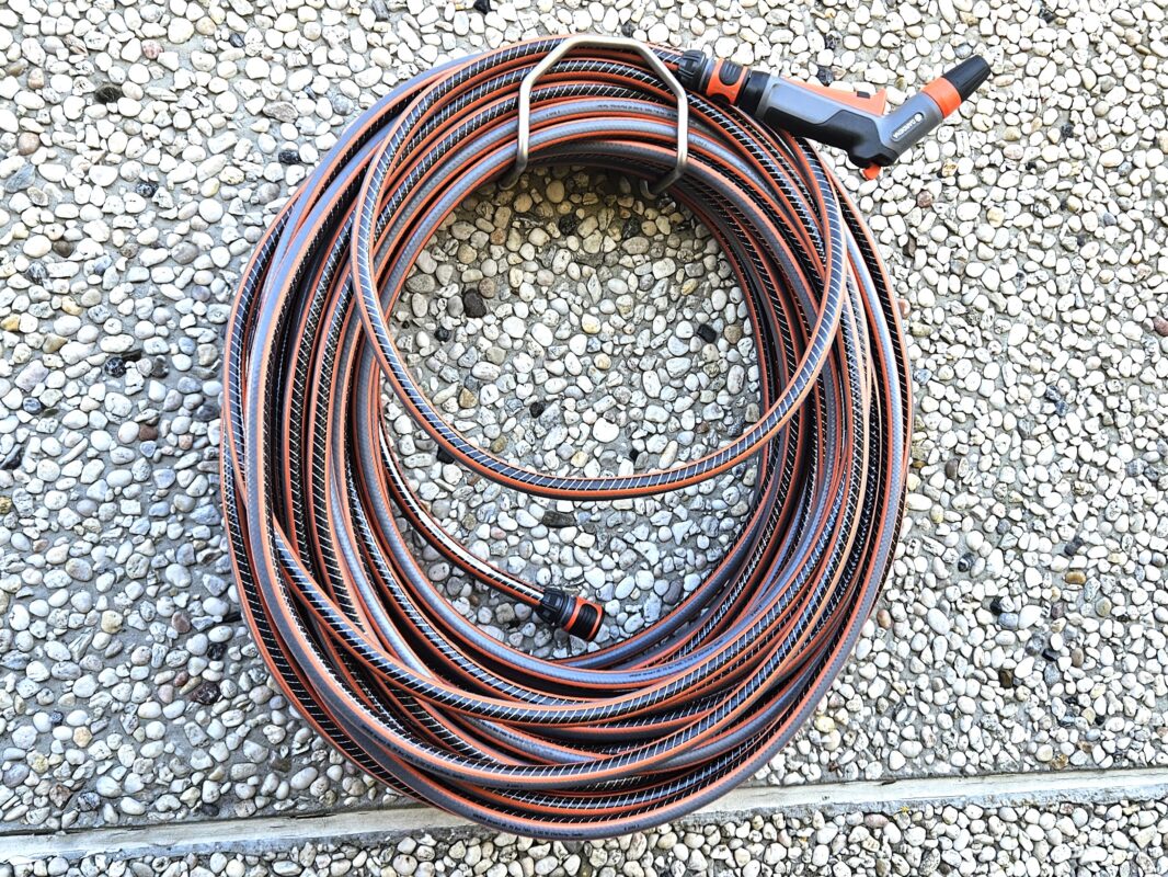 Schlauchhalter aus Edelstahl mit 50 Meter Gartenschlauch 5/8" Ø 15 mm.