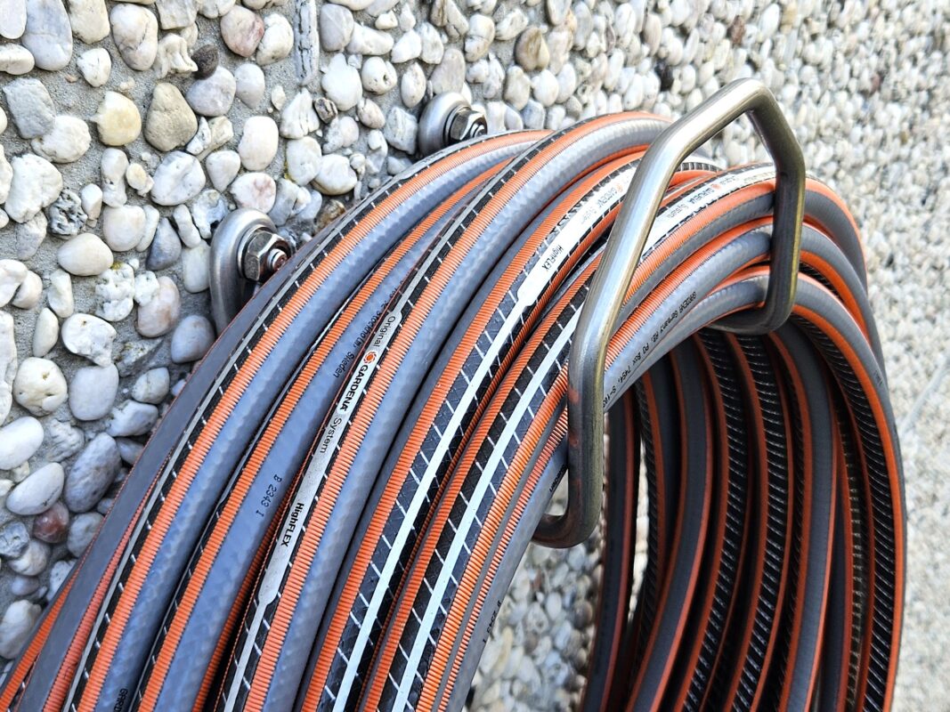 Schlauchhalter aus Edelstahl mit 25 Meter Gartenschlauch 5/8" Ø 15 mm.