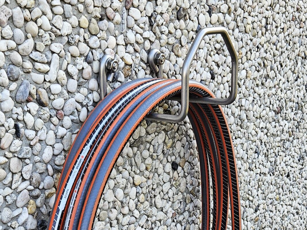 Roestvrij stalen tuinslang houder met een 5/8 inch tuinslang.