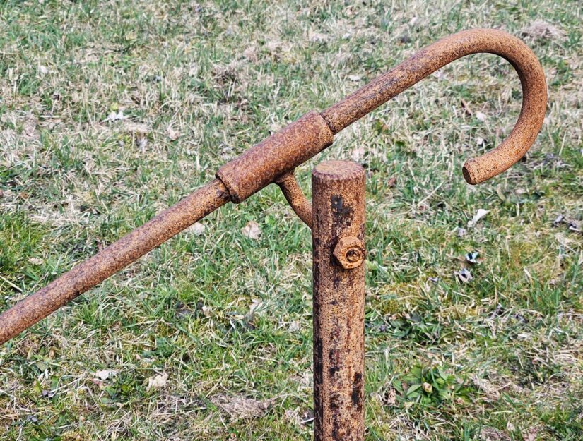 Handlauf aus rostendem Stahl, ideal für einen sicheren Halt im Außenbereich.