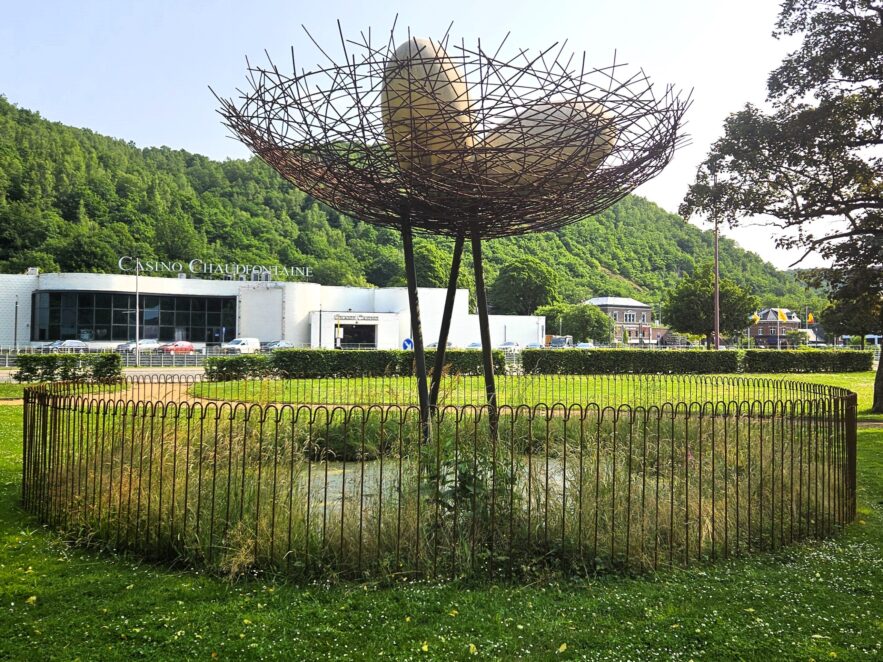Im Park vor dem Casino in Chaudfontaine hat der Zaun nach dem Winter eine schöne Rostpatina entwickelt.
