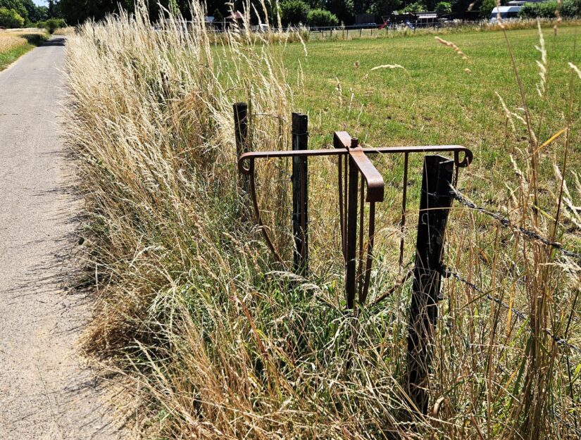 Ce tourniquet itinérant est une ouverture sécurisée pour les vaches. Il se trouve entre la route et la prairie.