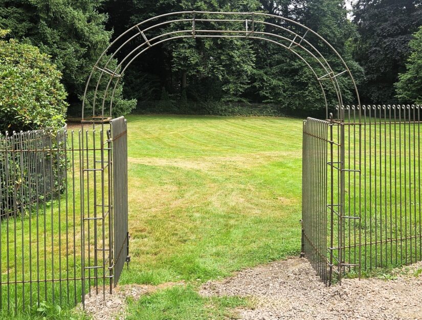 De twee poortvleugels van de rozenboog zijn open.