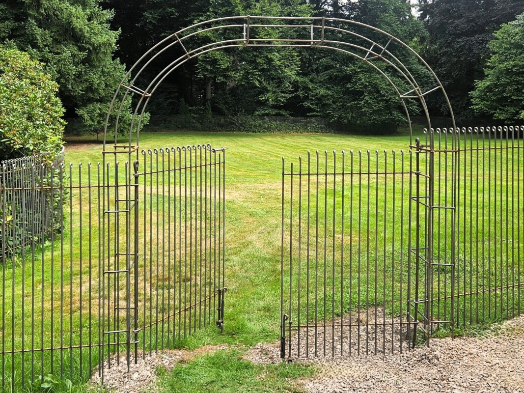 Dubbele poort met engmaschig-145 ruw 172 cm breed in een rozenboog.