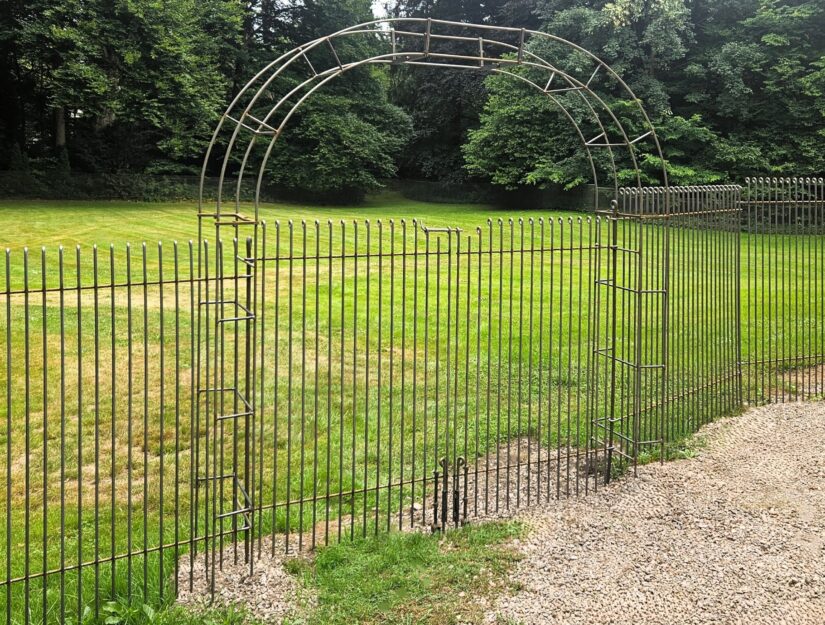 Arche pour rosiers avec double portail étroite brut (peut rouiller).