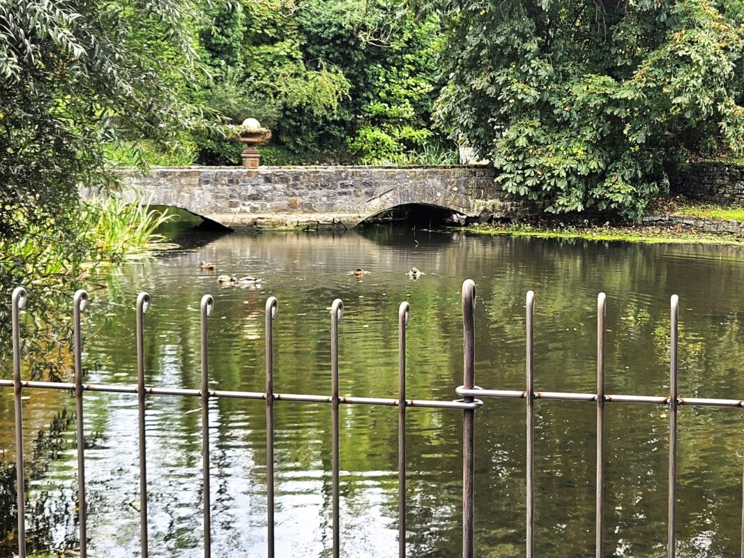 Voor de gracht met de eenden en de brug naar het kasteel is een nieuw hek geplaatst.