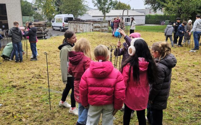 Schoolklas uit Hauset op bezoek bij de hekwerkfabriek