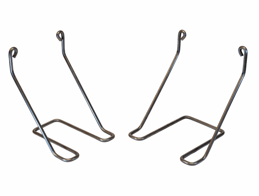 Links der Kanisterhalter SCHMAL mit dem Innenmaß 235 mm, rechts der Kanisterhalter QUER mit 300 mm.